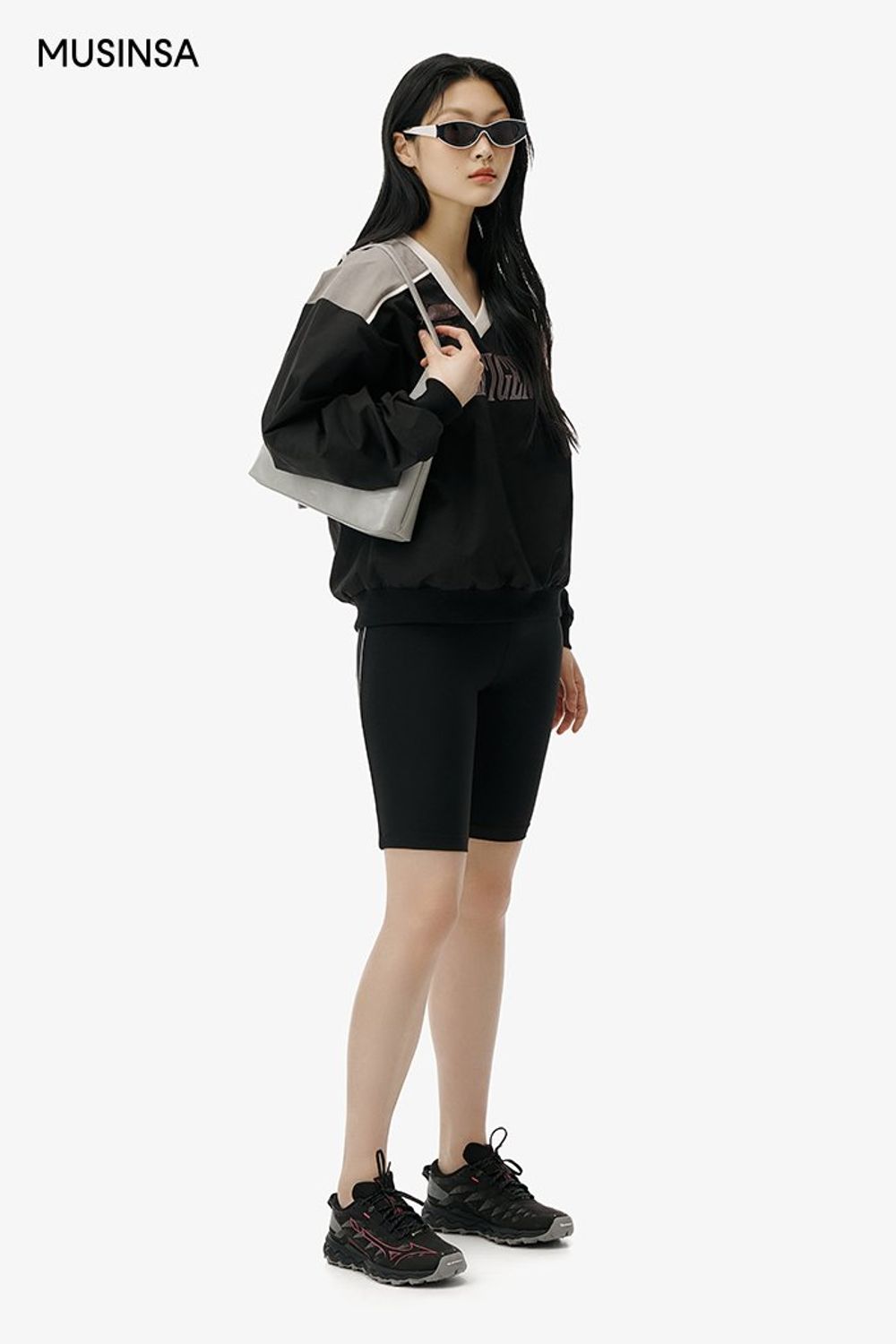 나일론 스웨트셔츠에 바이커 쇼츠를 코디한 고프코어 룩 #편안한 #그래픽 #올블랙 #애슬레저룩 #스포티 #컬러블록 #고프코어 #봄 #에디터_최고은