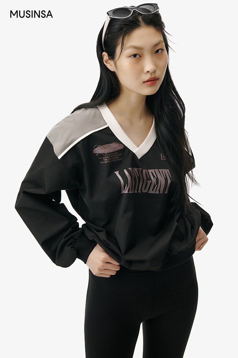 나일론 스웨트셔츠에 바이커 쇼츠를 코디한 고프코어 룩 #편안한 #그래픽 #올블랙 #애슬레저룩 #스포티 #컬러블록 #고프코어 #봄 #에디터_최고은