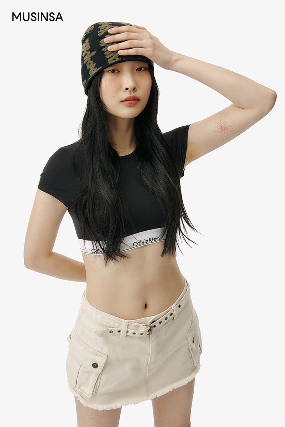 크롭 탑에 미니스커트를 매치하고 비니로 포인트를 더한 스트릿 룩 #유니크 #로고플레이 #그래픽 #카고 #크롭 #대미지 #여름 #스트릿 #에디터_최고은