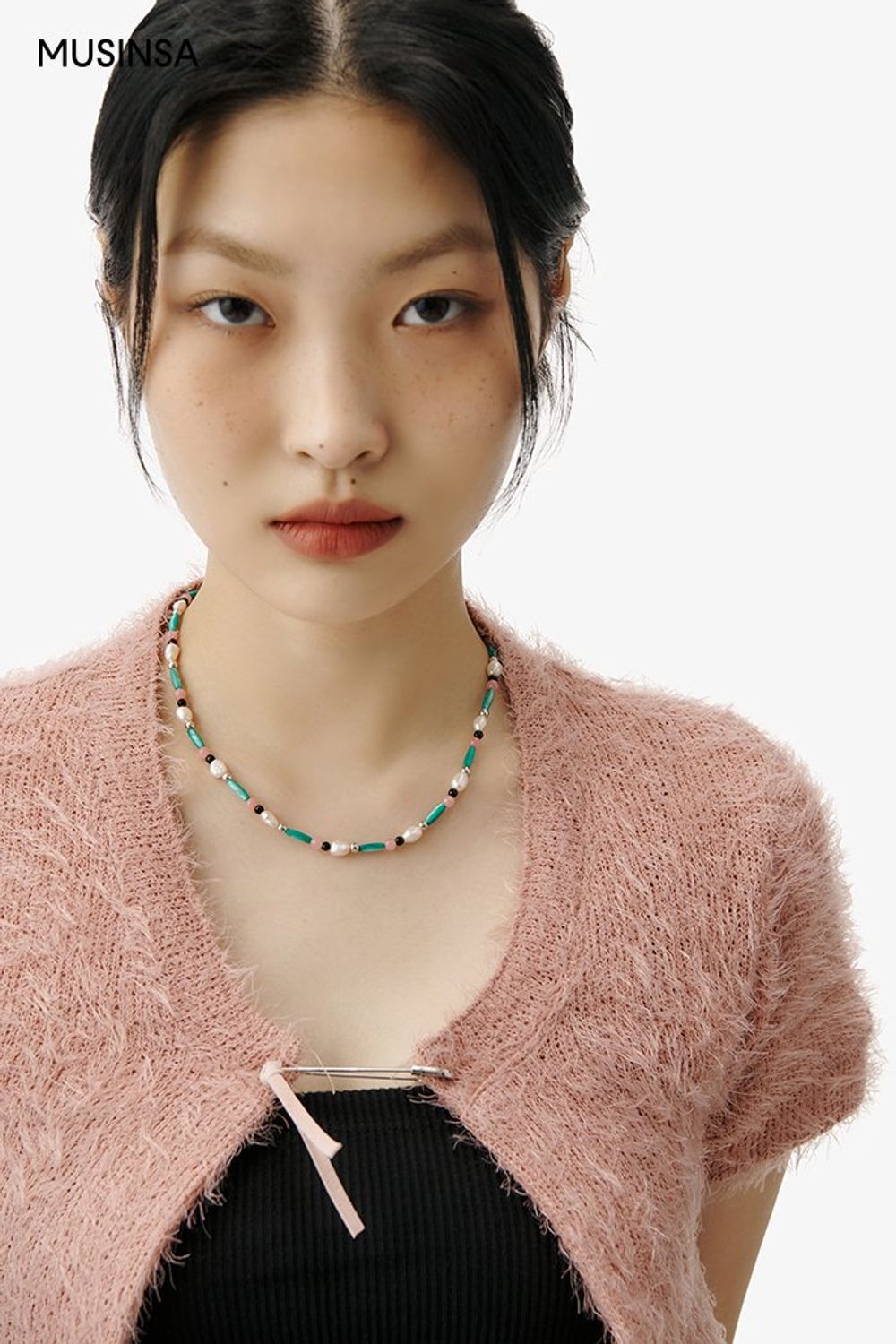 앙고라 카디건에 컬러 팬츠를 코디하고 스니커즈로 마무리한 스트릿 룩 #컬러블록 #크롭 #앙고라 #여름 #스트릿 #에디터_최고은