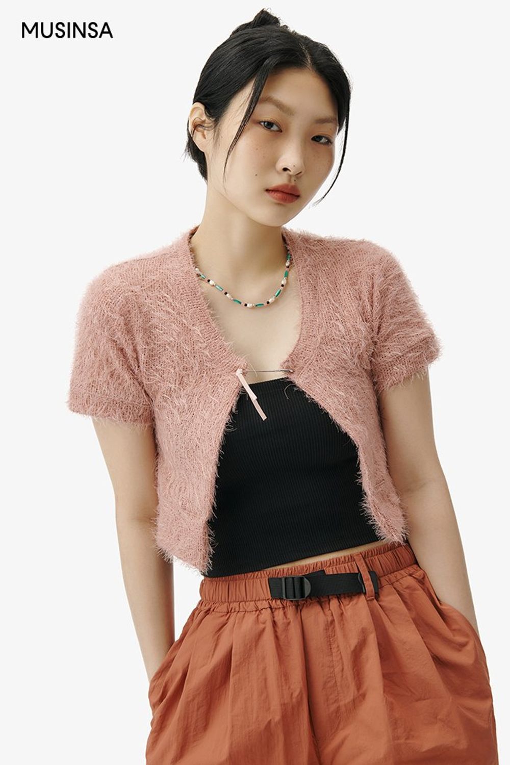 앙고라 카디건에 컬러 팬츠를 코디하고 스니커즈로 마무리한 스트릿 룩 #컬러블록 #크롭 #앙고라 #여름 #스트릿 #에디터_최고은