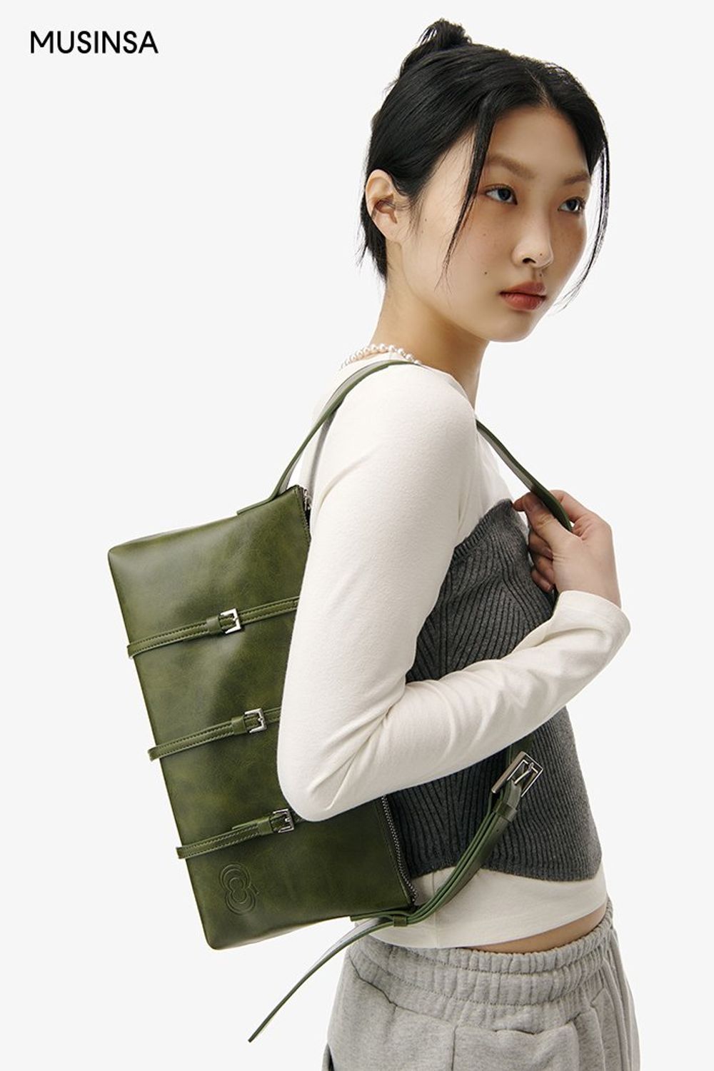 스웨트 팬츠에 레이어드 연출을 더한 코디네이션 #유니크 #그래픽 #와이드핏 #레이어드룩 #믹스매치 #레이스 #오프숄더 #봄 #스트릿 #에디터_최고은