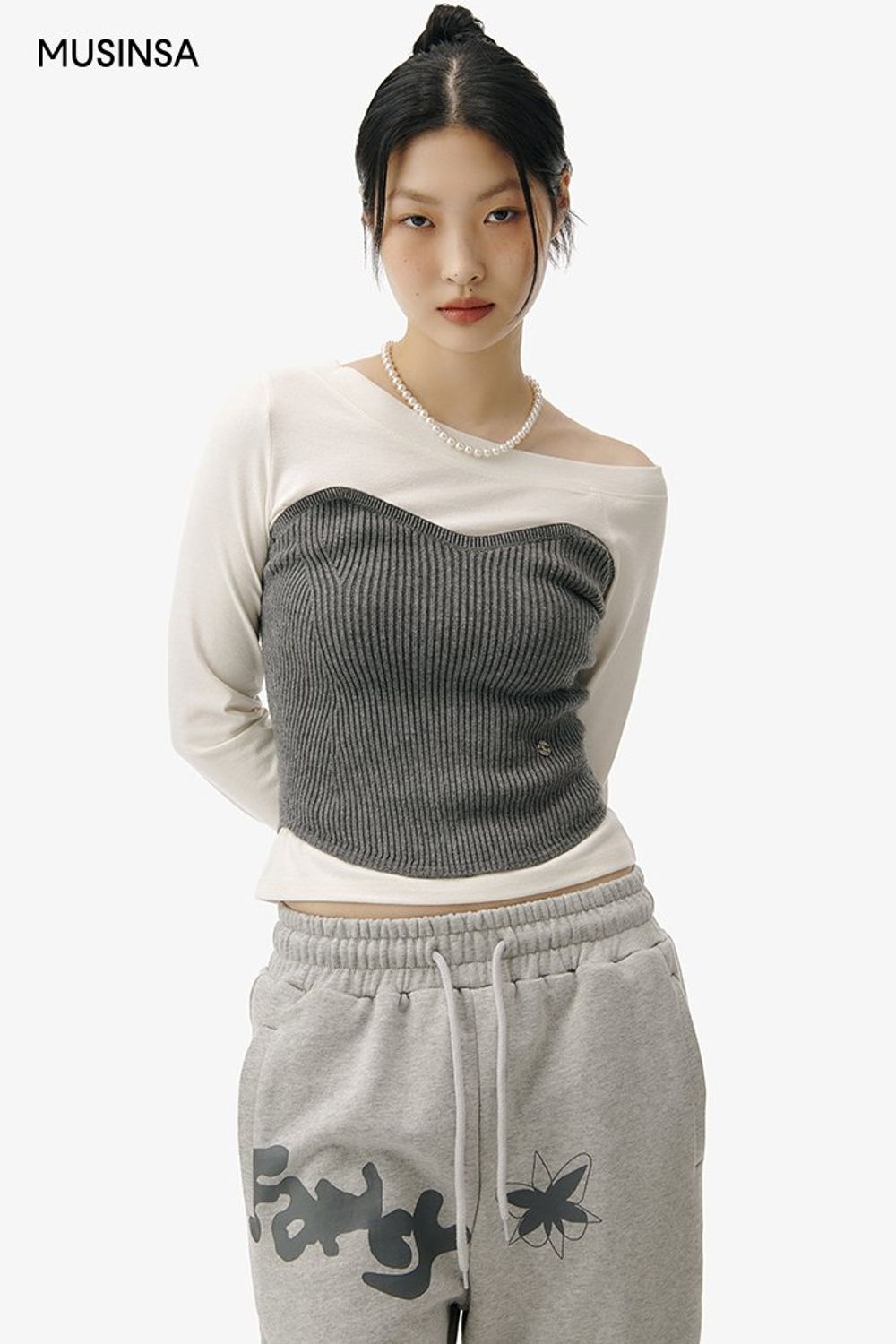 스웨트 팬츠에 레이어드 연출을 더한 코디네이션 #유니크 #그래픽 #와이드핏 #레이어드룩 #믹스매치 #레이스 #오프숄더 #봄 #스트릿 #에디터_최고은