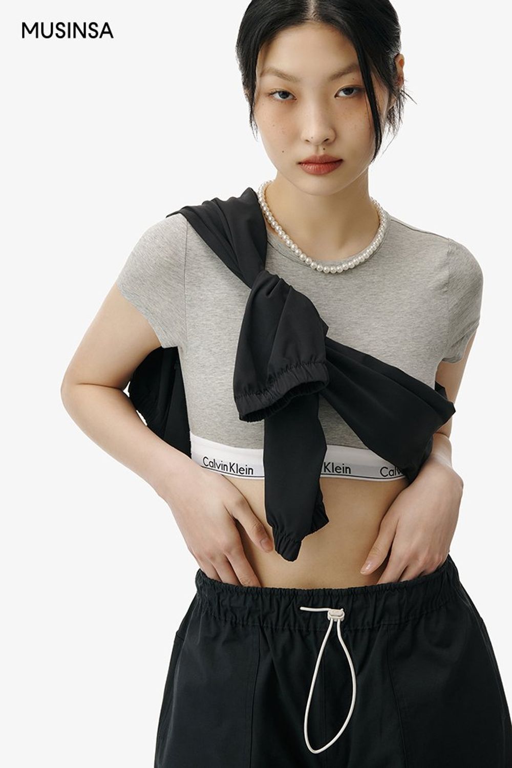 크롭 탑에 와이드 팬츠를 더한 코디네이션 #로고플레이 #모노톤 #스포티 #와이드핏 #크롭 #고프코어 #봄 #기능성 #에디터_최고은