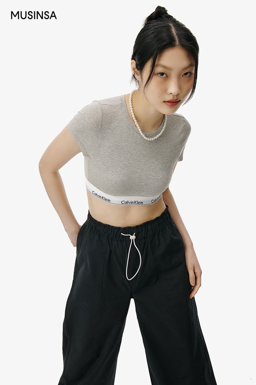 크롭 탑에 와이드 팬츠를 더한 코디네이션 #로고플레이 #모노톤 #스포티 #와이드핏 #크롭 #고프코어 #봄 #기능성 #에디터_최고은