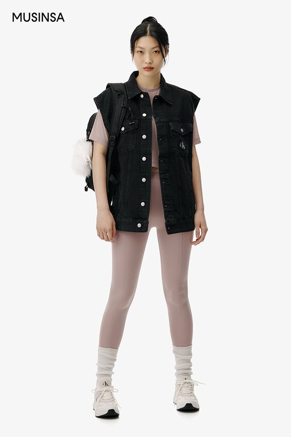 운동 복에 베스트를 레이어드한 스포츠 룩 #로고플레이 #오버핏 #컬러포인트 #애슬레저룩 #셋업코디 #스티치 #봄 #스포티 #스포츠 #매쉬 #기능성 #에디터_최고은