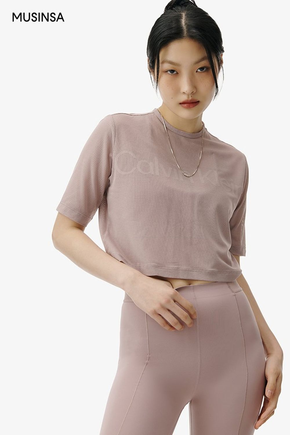 운동 복에 베스트를 레이어드한 스포츠 룩 #로고플레이 #오버핏 #컬러포인트 #애슬레저룩 #셋업코디 #스티치 #봄 #스포티 #스포츠 #매쉬 #기능성 #에디터_최고은