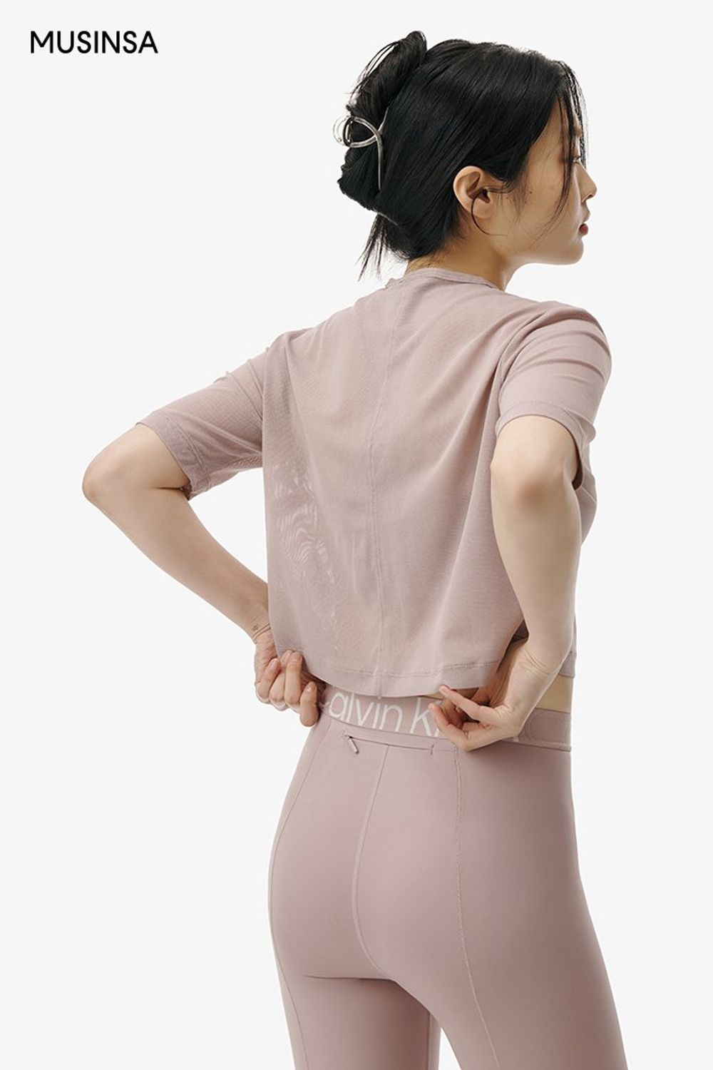 운동 복에 베스트를 레이어드한 스포츠 룩 #로고플레이 #오버핏 #컬러포인트 #애슬레저룩 #셋업코디 #스티치 #봄 #스포티 #스포츠 #매쉬 #기능성 #에디터_최고은