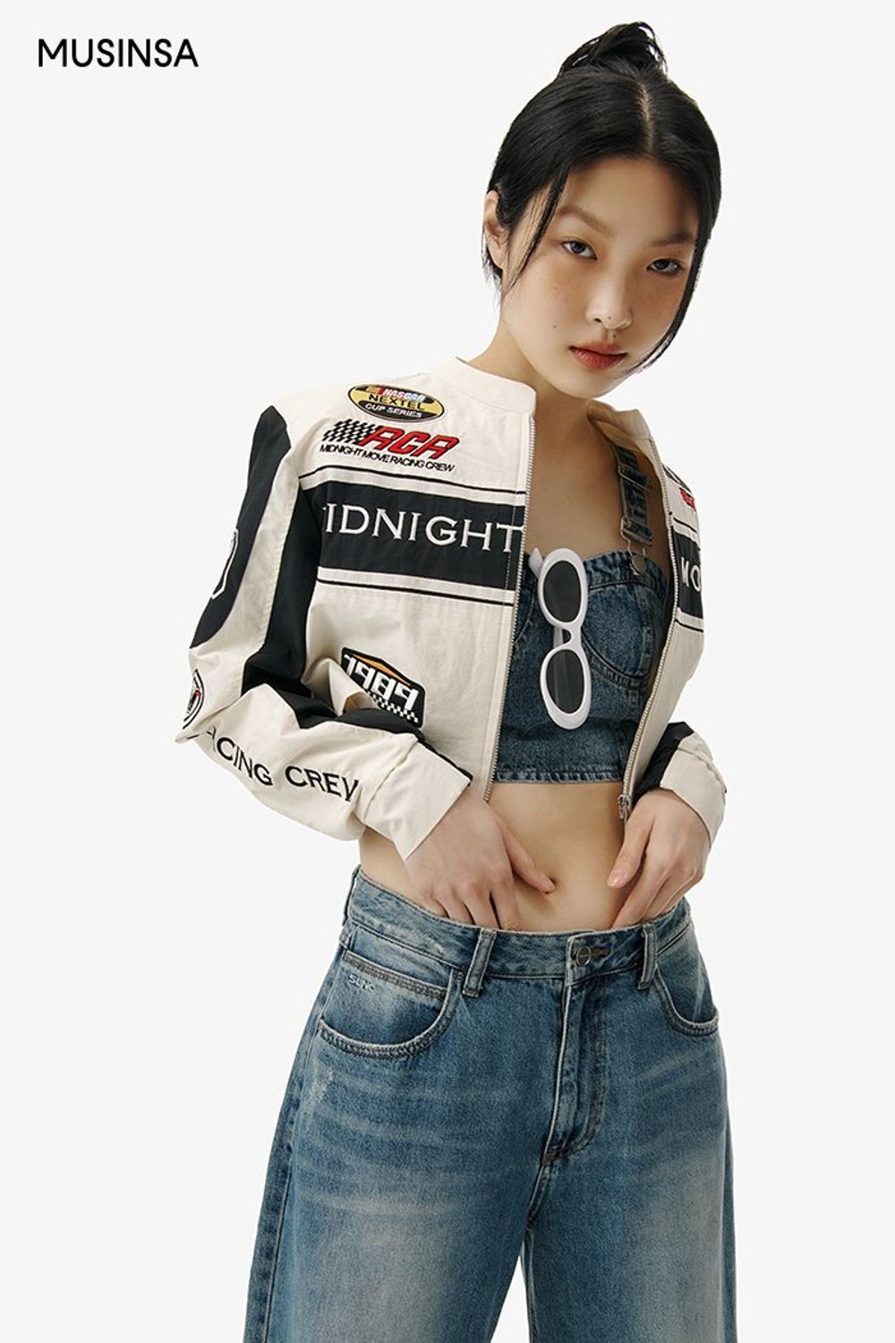 데님 아이템에 레이싱 재킷으로 스트릿 무드를 더한 코디네이션 #유니크 #와펜 #와이드핏 #청청패션 #워싱 #크롭 #봄 #스트릿 #에디터_최고은