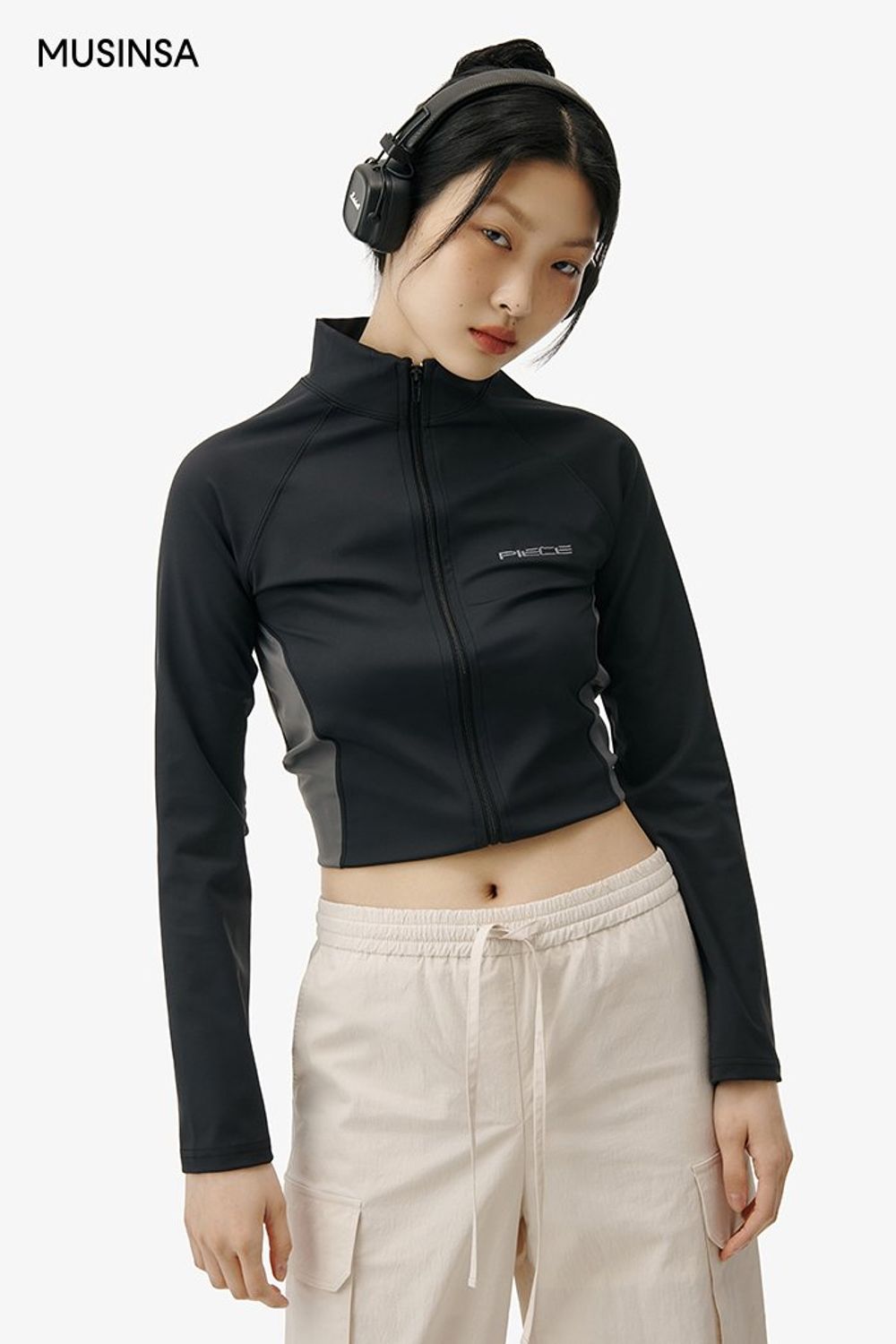 트랙 탑에 카고 팬츠를 매치하고 스니커즈로 마무리한 코디네이션 #로고플레이 #와이드핏 #카고 #고프코어 #봄 #기능성 #에디터_최고은