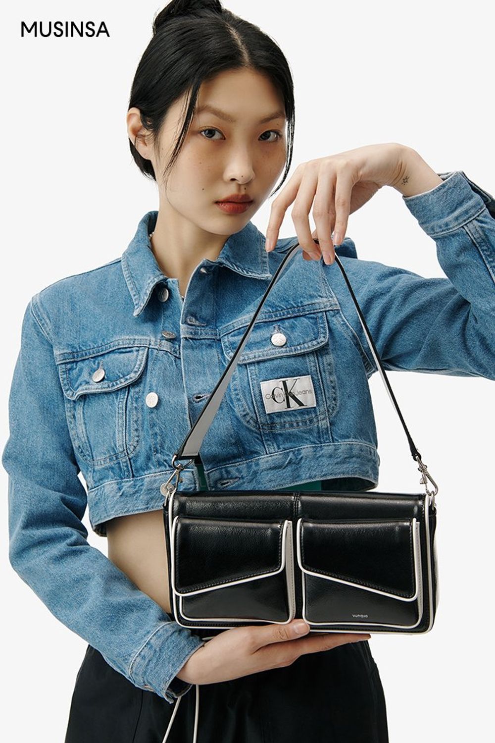 데님 재킷에 브라 탑과 와이드 팬츠로 연출한 캐주얼 룩 #로고플레이 #와이드핏 #워싱 #크롭 #봄 #캐주얼 #기능성 #에디터_최고은