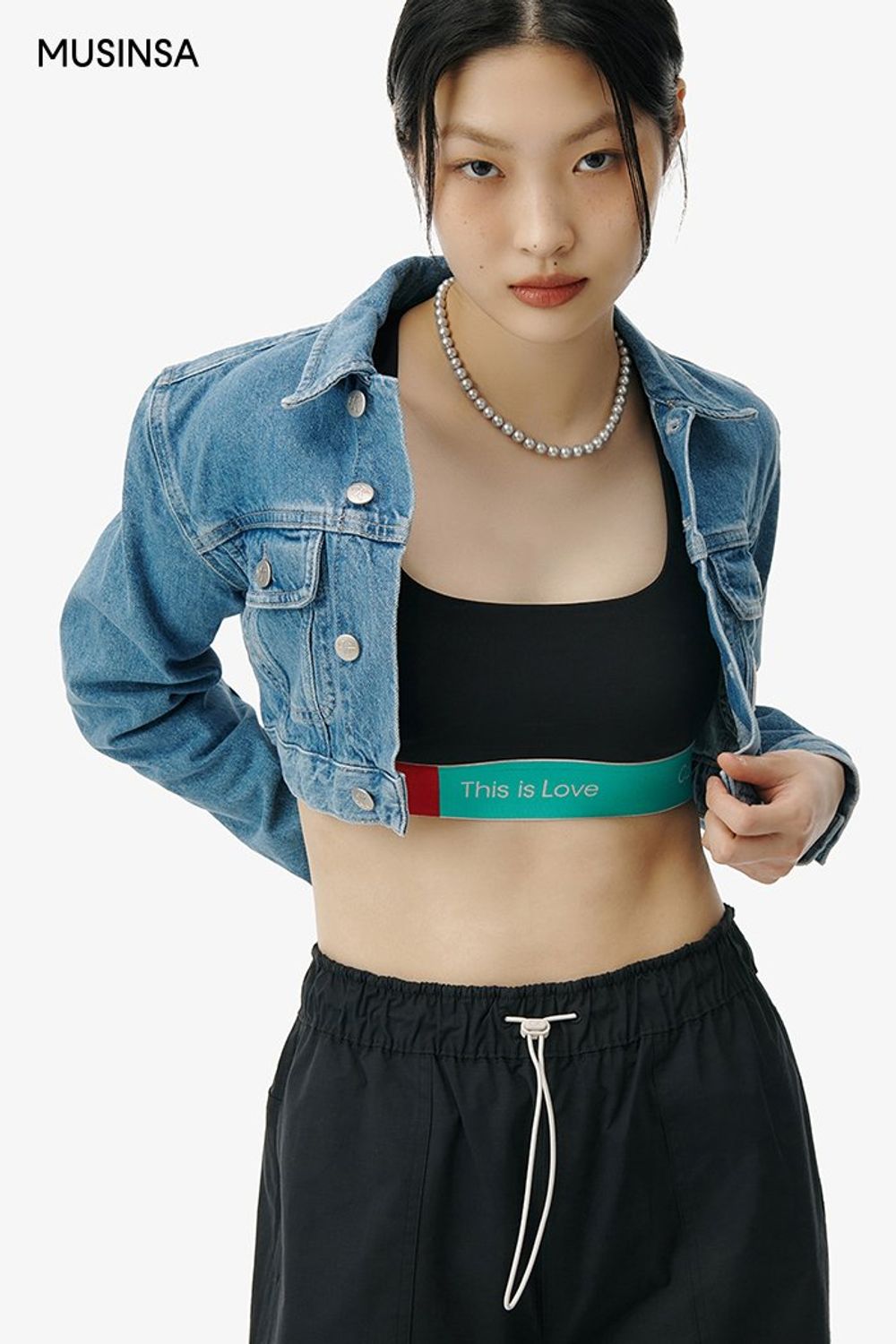 데님 재킷에 브라 탑과 와이드 팬츠로 연출한 캐주얼 룩 #로고플레이 #와이드핏 #워싱 #크롭 #봄 #캐주얼 #기능성 #에디터_최고은