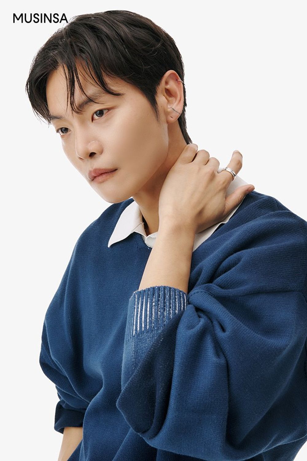 그러데이션 컬러 니트와 피케 티셔츠를 레이어드하고 데님 팬츠로 완성한 댄디 룩 #오버핏 #데이트 #그라데이션 #봄 #댄디