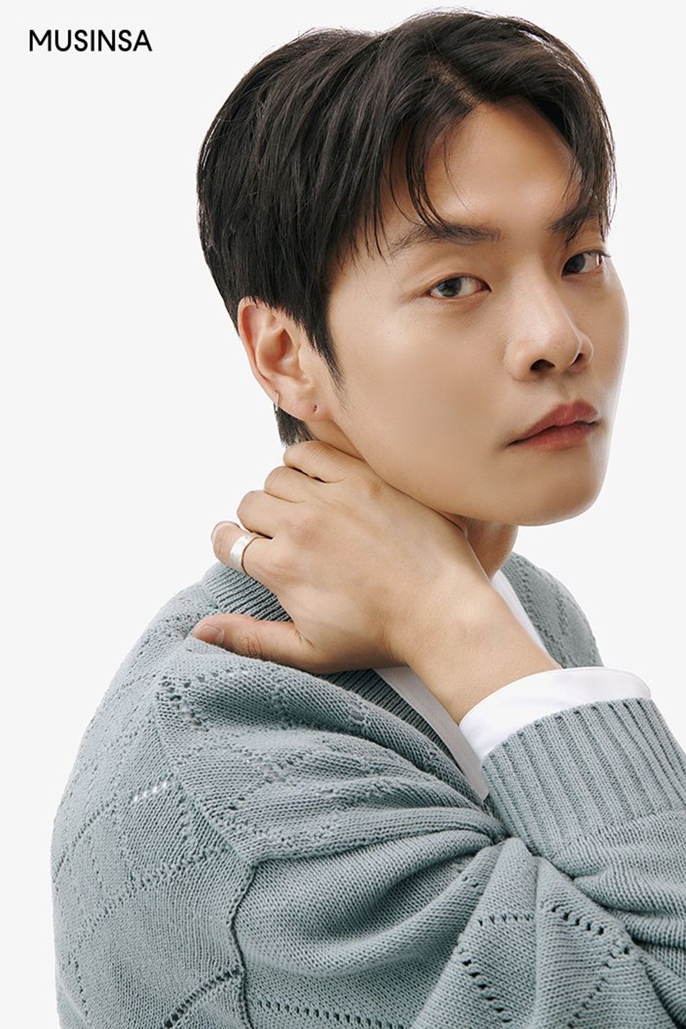오픈카라 셔츠와 카디건을 레이어드하고 워싱이 돋보이는 데님 팬츠로 꾸민 댄디 룩 #레이어드룩 #와이드핏 #워싱 #펀칭 #봄 #댄디 #투웨이집업