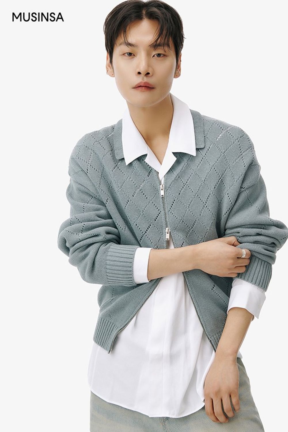 오픈카라 셔츠와 카디건을 레이어드하고 워싱이 돋보이는 데님 팬츠로 꾸민 댄디 룩 #레이어드룩 #와이드핏 #워싱 #펀칭 #봄 #댄디 #투웨이집업
