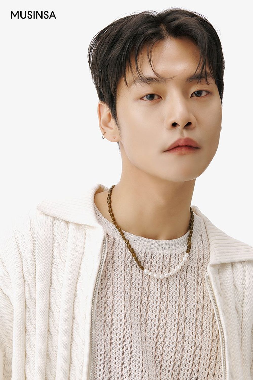 시스루 소재의 티셔츠와 니트 집업을 코디하고 데님 팬츠로 마무리한 댄디 룩 #화사한 #시스루 #워싱 #봄 #댄디 #니트집업 #투웨이집업