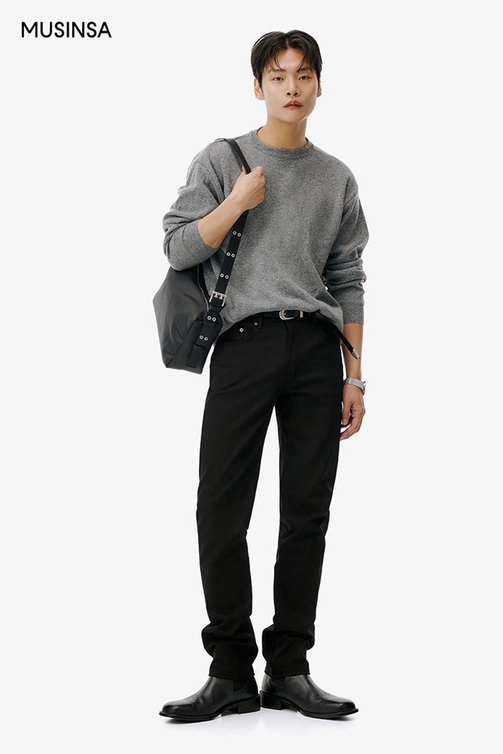 미니멀 무드의 니트와 슬림 핏 팬츠로 완성한 댄디 코디네이션 #미니멀 #슬림핏 #모노톤 #봄 #댄디 #웨스턴벨트
