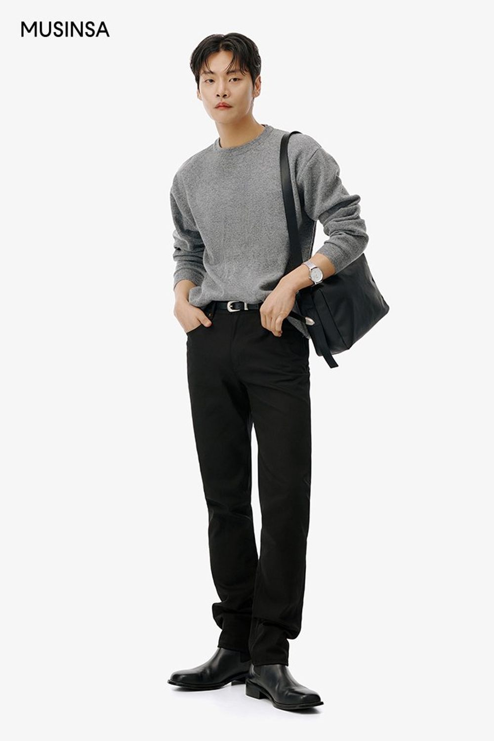 미니멀 무드의 니트와 슬림 핏 팬츠로 완성한 댄디 코디네이션 #미니멀 #슬림핏 #모노톤 #봄 #댄디 #웨스턴벨트