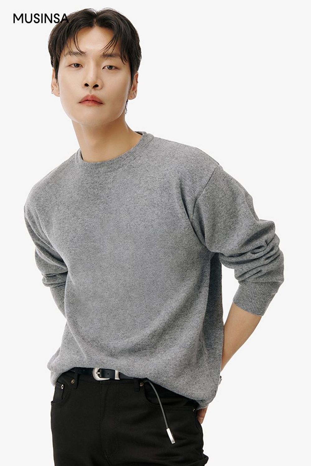미니멀 무드의 니트와 슬림 핏 팬츠로 완성한 댄디 코디네이션 #미니멀 #슬림핏 #모노톤 #봄 #댄디 #웨스턴벨트