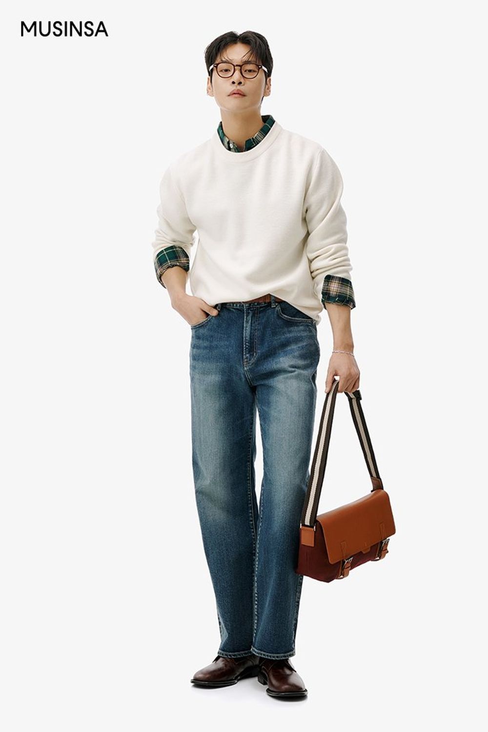 체크 셔츠와 니트를 레이어드하고 데님 팬츠로 멋을 더한 댄디 코디 #레귤러핏 #체크 #데이트 #워싱 #봄 #댄디