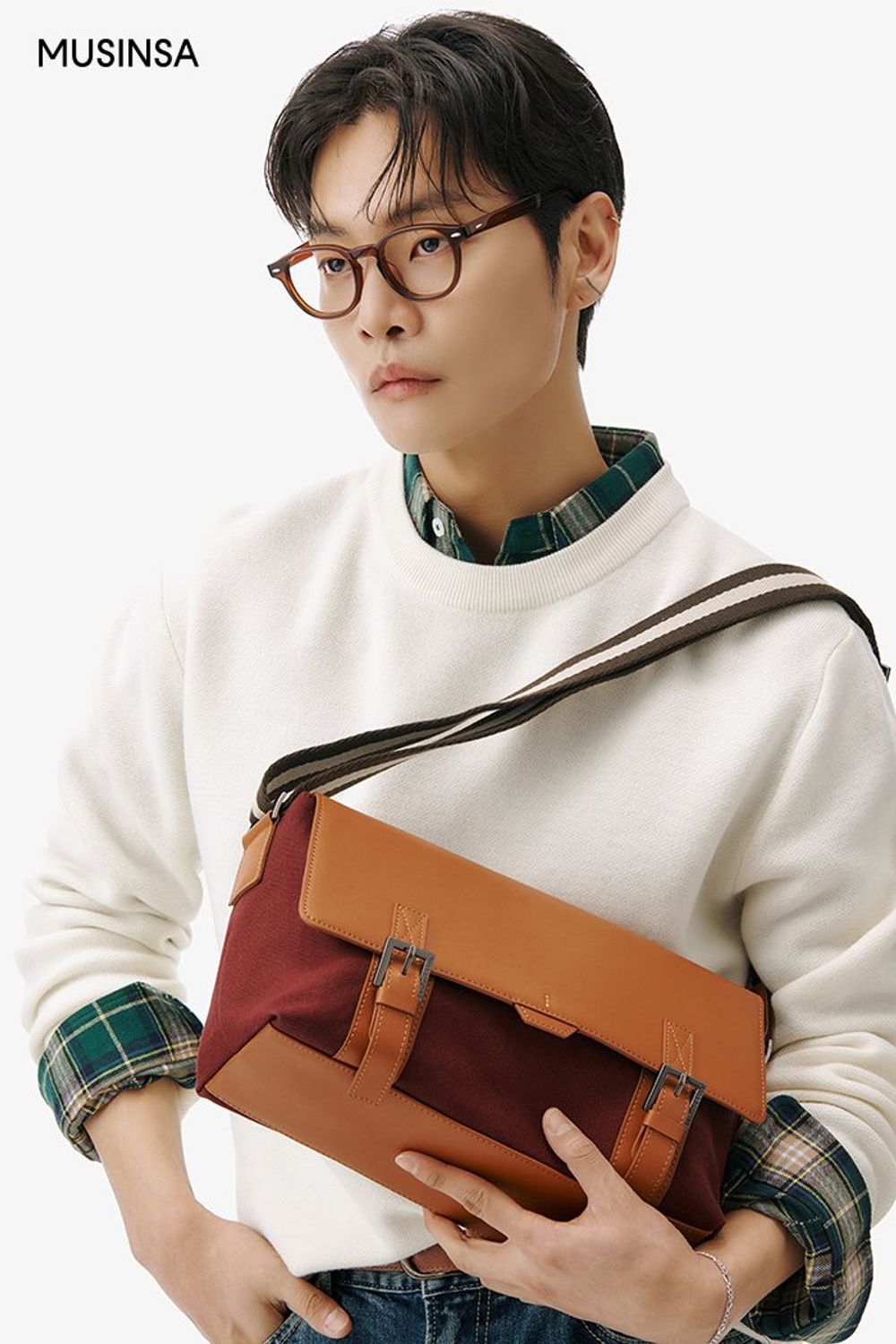 체크 셔츠와 니트를 레이어드하고 데님 팬츠로 멋을 더한 댄디 코디 #레귤러핏 #체크 #데이트 #워싱 #봄 #댄디