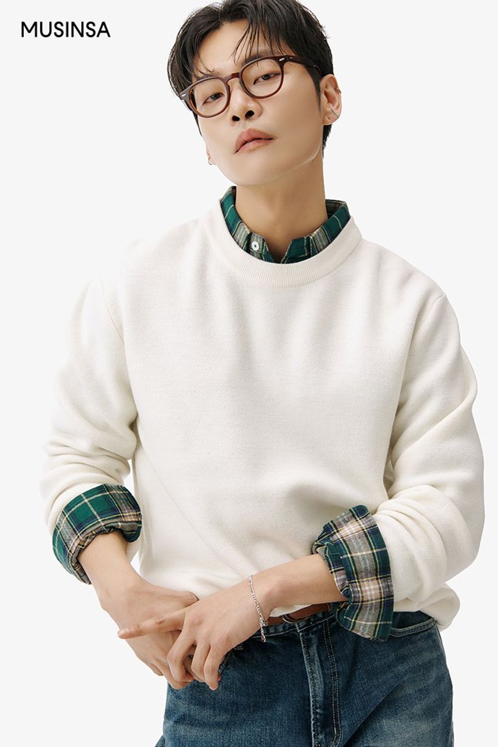체크 셔츠와 니트를 레이어드하고 데님 팬츠로 멋을 더한 댄디 코디 #레귤러핏 #체크 #데이트 #워싱 #봄 #댄디