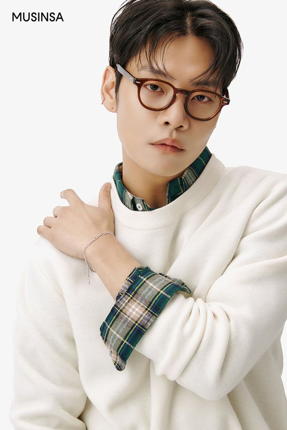 체크 셔츠와 니트를 레이어드하고 데님 팬츠로 멋을 더한 댄디 코디 #레귤러핏 #체크 #데이트 #워싱 #봄 #댄디
