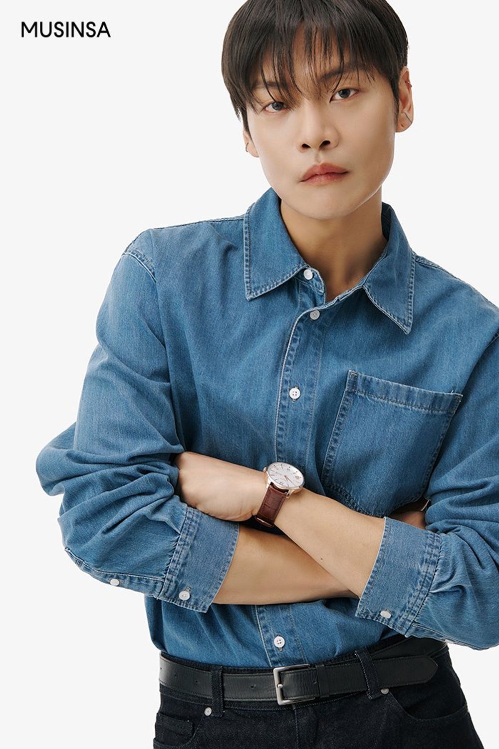 데님 셔츠, 팬츠를 함께 스타일링하고 토트백으로 포인트를 더한 코디네이션 #레귤러핏 #청청패션 #데이트 #남친룩 #워싱 #봄 #댄디