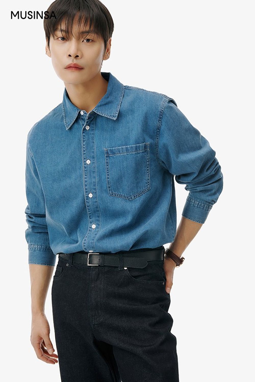 데님 셔츠, 팬츠를 함께 스타일링하고 토트백으로 포인트를 더한 코디네이션 #레귤러핏 #청청패션 #데이트 #남친룩 #워싱 #봄 #댄디