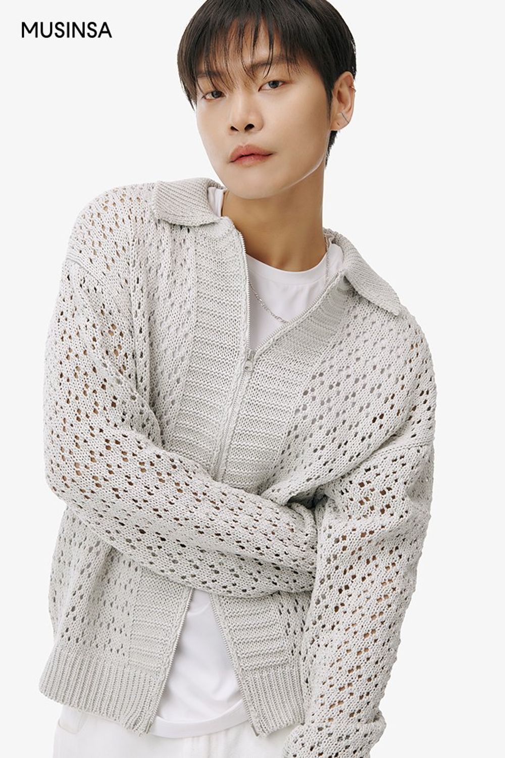 펀칭 디테일의 니트 집업과 데님 팬츠로 깔끔하게 스타일링한 댄디 룩 #화사한 #모노톤 #펀칭 #봄 #댄디 #니트집업 #투웨이집업