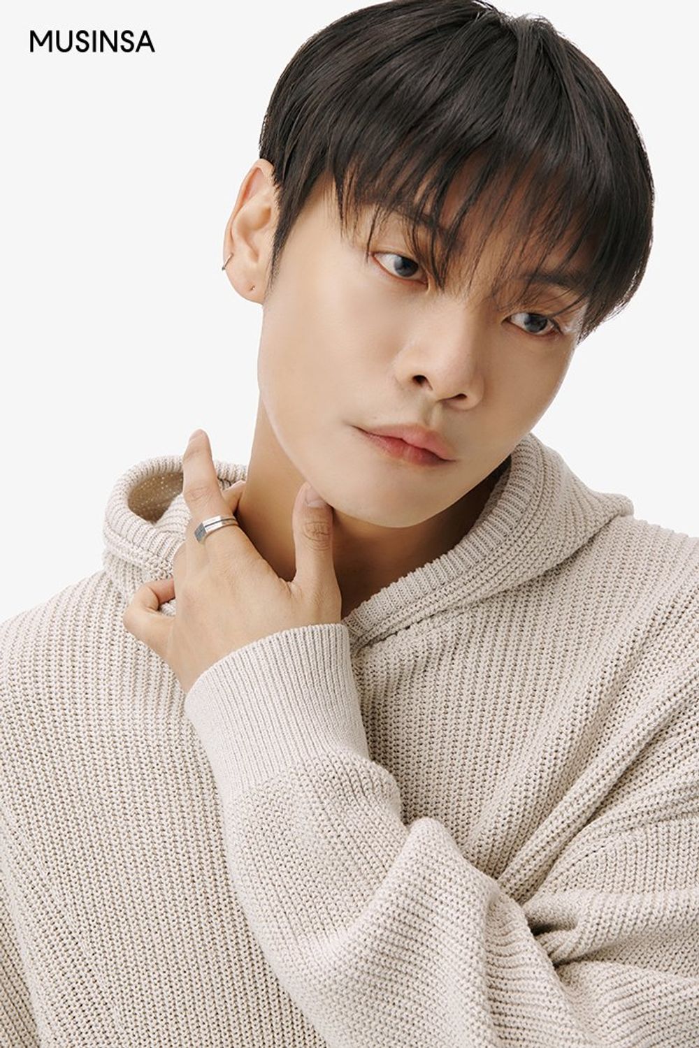 후드 디테일의 니트와 데님 팬츠를 함께 연출하고 액세서리로 센스를 더한 스트릿 룩 #찢청 #와이드핏 #워싱 #체인 #대미지 #봄 #스트릿 #키링