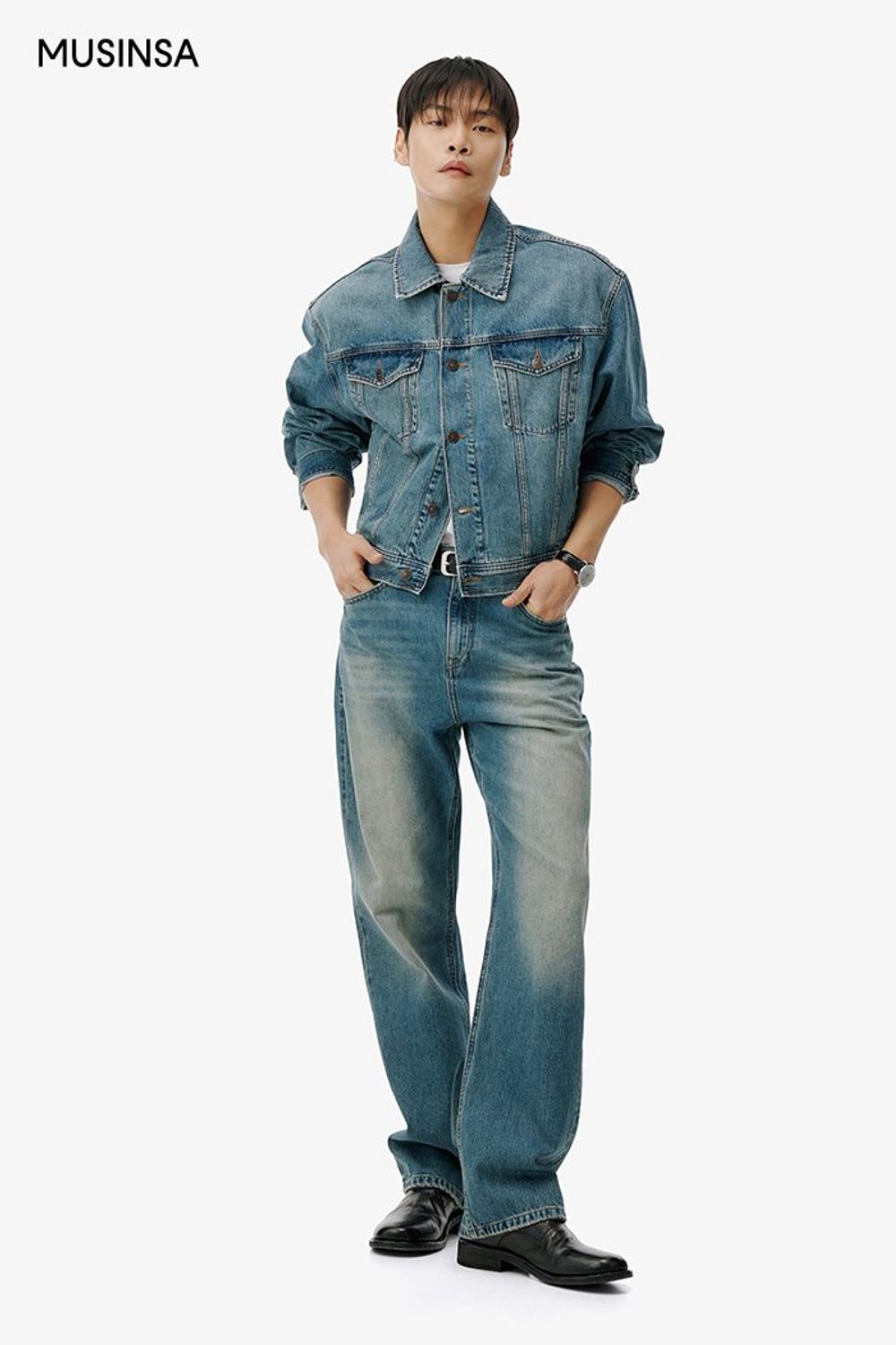 워싱이 돋보이는 데님 재킷과 팬츠로 셋업을 연출하고 더비 슈즈로 마무리한 댄디 룩 #레귤러핏 #셋업코디 #청청패션 #콜라보 #워싱 #봄 #댄디