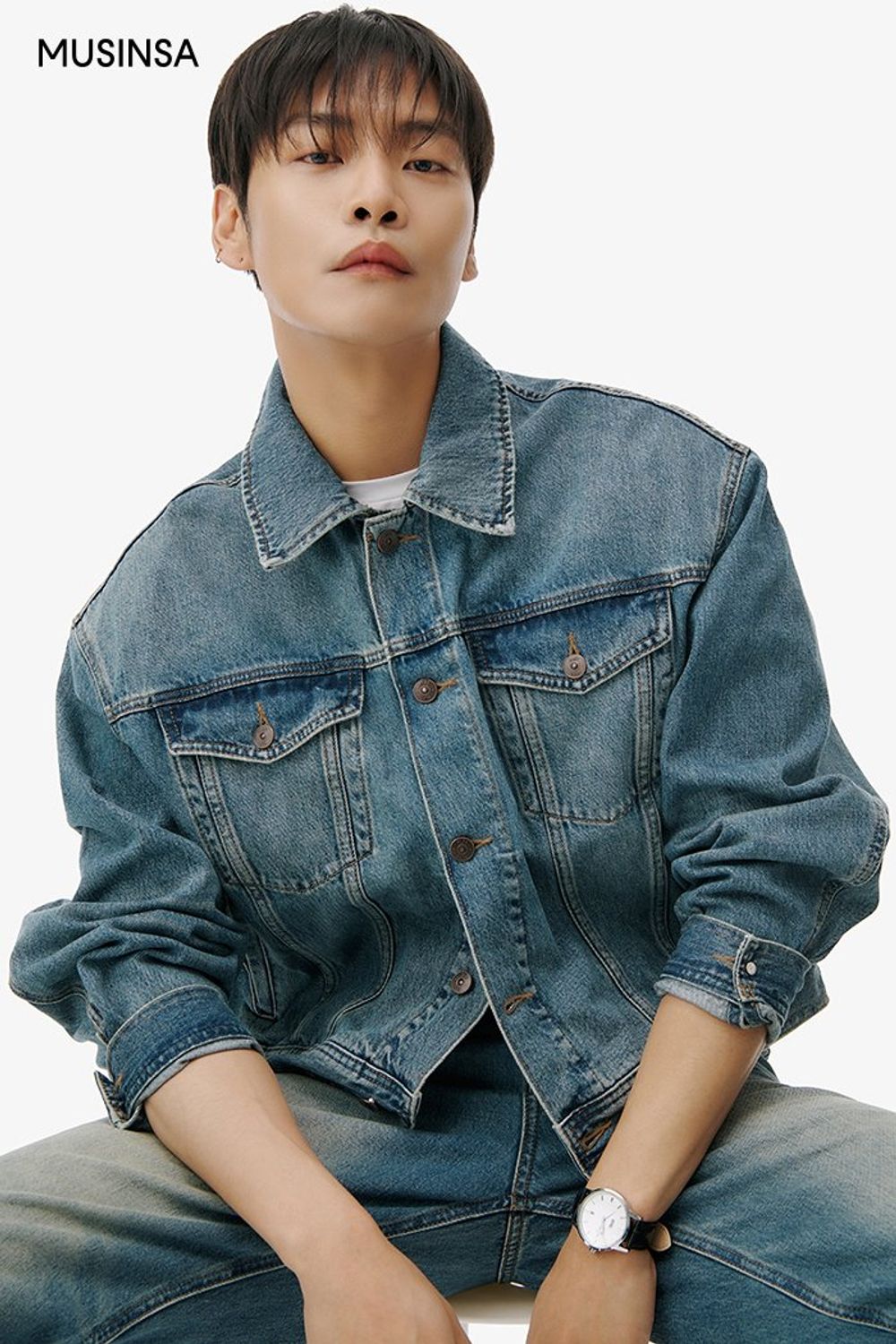 워싱이 돋보이는 데님 재킷과 팬츠로 셋업을 연출하고 더비 슈즈로 마무리한 댄디 룩 #레귤러핏 #셋업코디 #청청패션 #콜라보 #워싱 #봄 #댄디