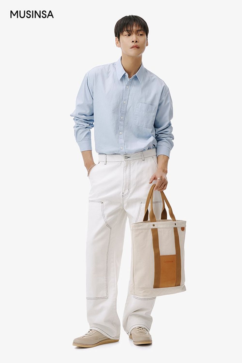 심플한 디자인의 셔츠와 데님 팬츠, 토트백으로 연출한 댄디 룩 #화사한 #파스텔 #남친룩 #스티치 #봄 #댄디