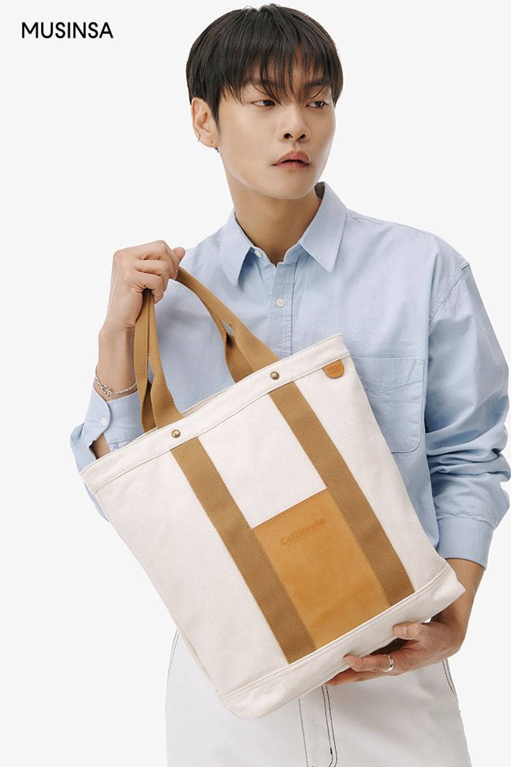 심플한 디자인의 셔츠와 데님 팬츠, 토트백으로 연출한 댄디 룩 #화사한 #파스텔 #남친룩 #스티치 #봄 #댄디