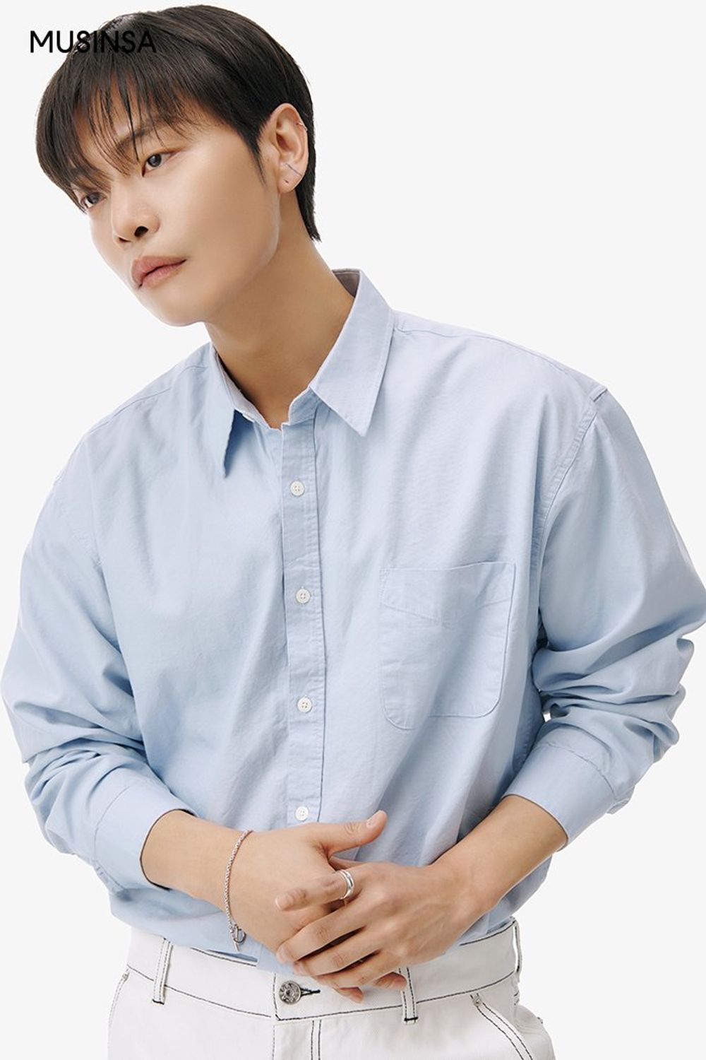 심플한 디자인의 셔츠와 데님 팬츠, 토트백으로 연출한 댄디 룩 #화사한 #파스텔 #남친룩 #스티치 #봄 #댄디