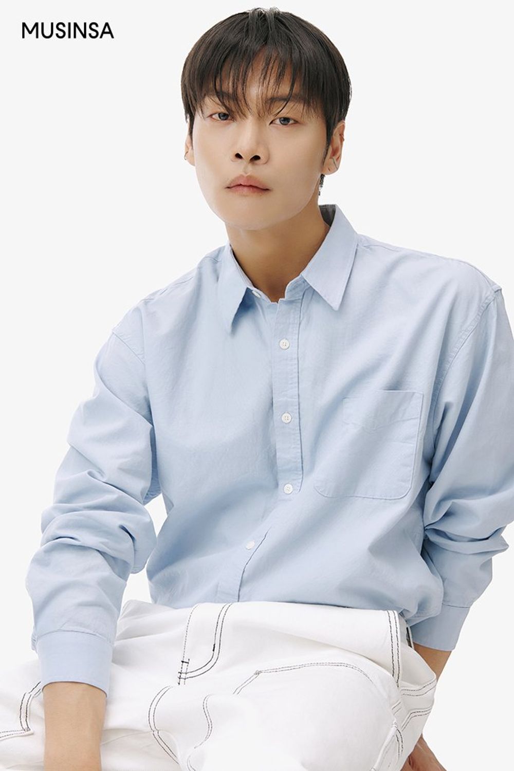 심플한 디자인의 셔츠와 데님 팬츠, 토트백으로 연출한 댄디 룩 #화사한 #파스텔 #남친룩 #스티치 #봄 #댄디