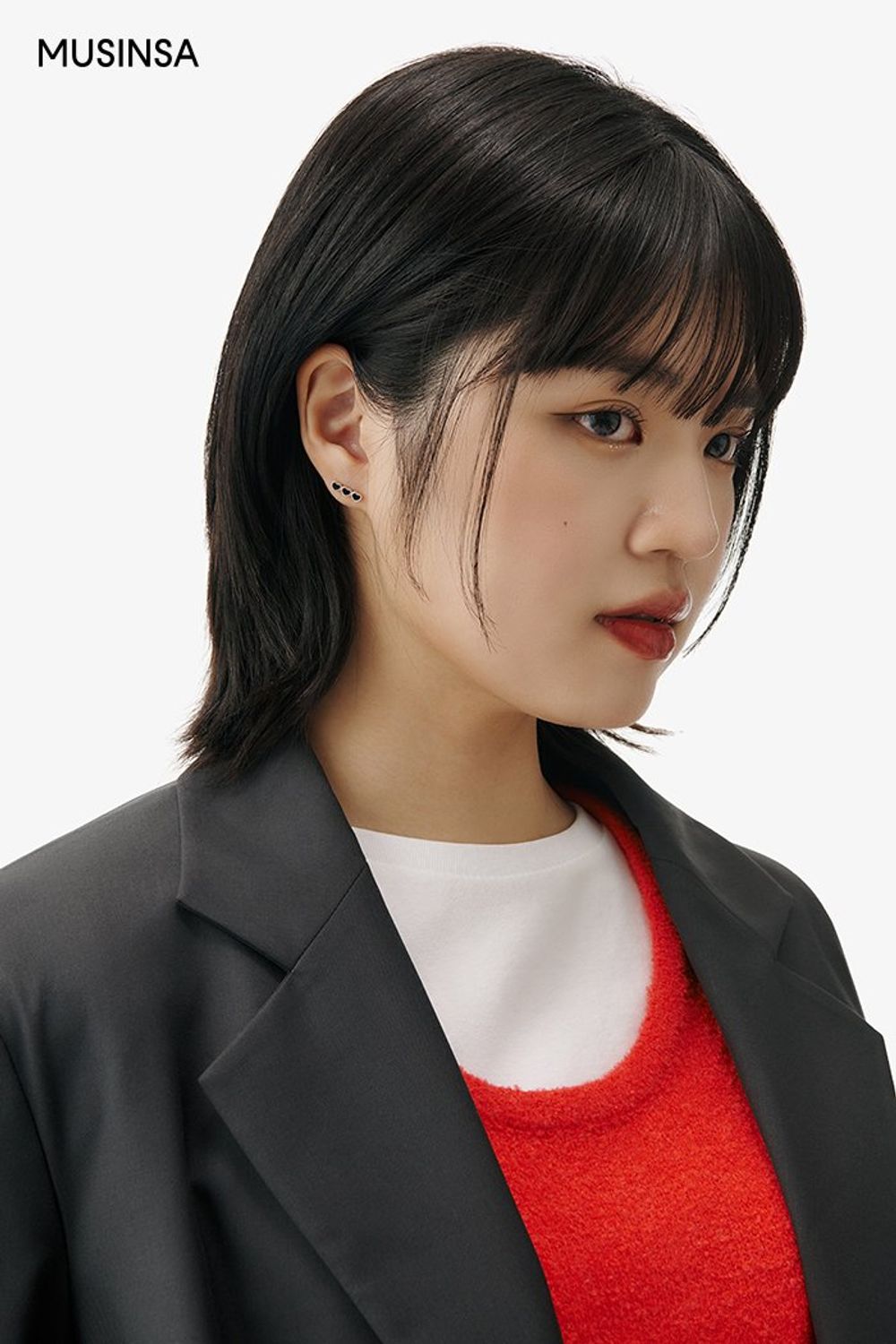 오버 핏 재킷과 숏 팬츠를 매치하고 레드 컬러 베스트로 포인트를 준 캐주얼 룩 #편안한 #환절기 #컬러포인트 #비비드 #레이어드룩 #봄 #캐주얼