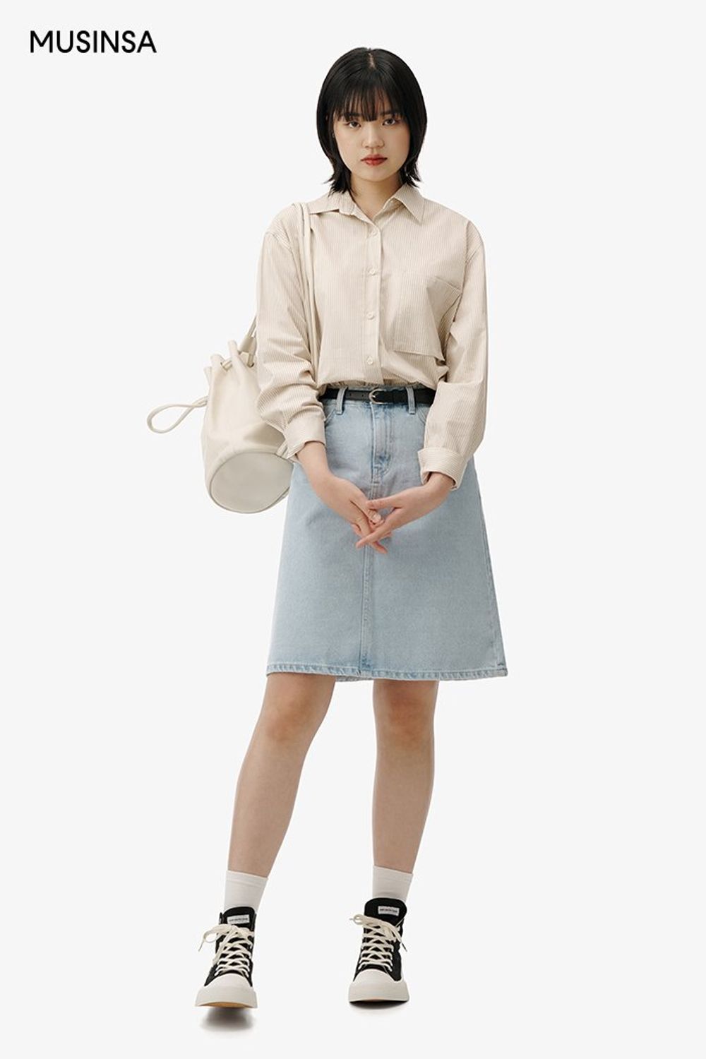 데일리 무드의 셔츠와 데님 스커트로 꾸민 캐주얼 룩 #스트라이프 #꾸안꾸 #캠퍼스 #A라인 #봄 #캐주얼