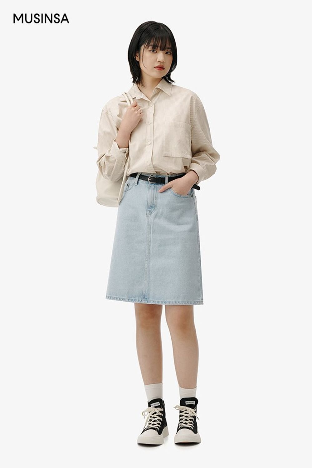 데일리 무드의 셔츠와 데님 스커트로 꾸민 캐주얼 룩 #스트라이프 #꾸안꾸 #캠퍼스 #A라인 #봄 #캐주얼