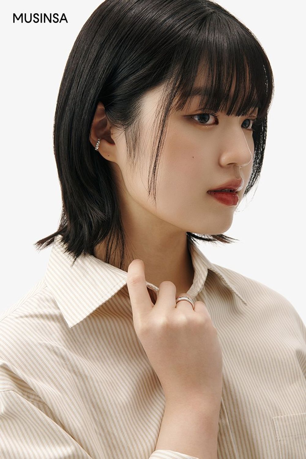 데일리 무드의 셔츠와 데님 스커트로 꾸민 캐주얼 룩 #스트라이프 #꾸안꾸 #캠퍼스 #A라인 #봄 #캐주얼