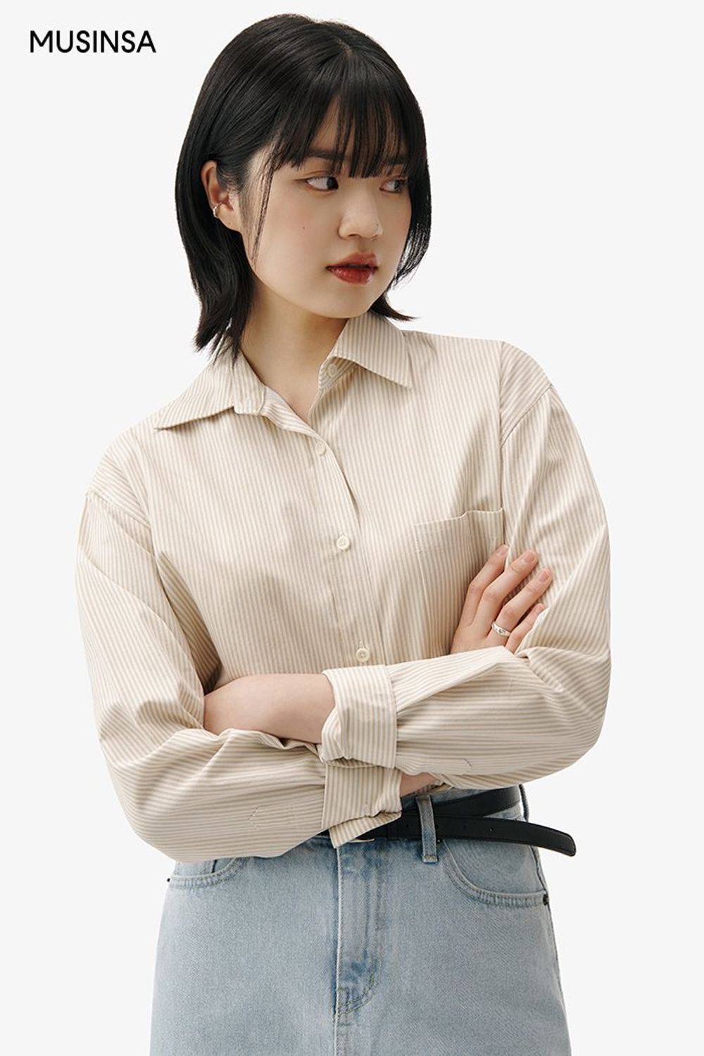 데일리 무드의 셔츠와 데님 스커트로 꾸민 캐주얼 룩 #스트라이프 #꾸안꾸 #캠퍼스 #A라인 #봄 #캐주얼