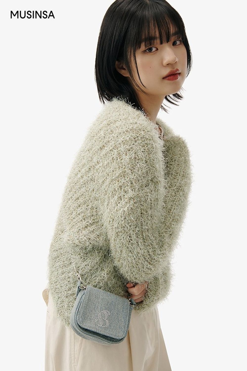 스트라이프 패턴의 슬리브리스와 와이드 팬츠를 매치하고 카디건을 걸쳐 완성한 캐주얼 룩 #스트라이프 #꾸안꾸 #레이스 #핀턱 #마이크로백 #봄 #캐주얼 #와이드룩
