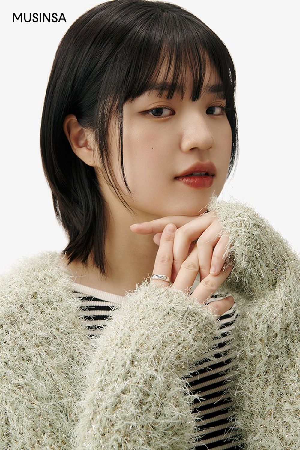 스트라이프 패턴의 슬리브리스와 와이드 팬츠를 매치하고 카디건을 걸쳐 완성한 캐주얼 룩 #스트라이프 #꾸안꾸 #레이스 #핀턱 #마이크로백 #봄 #캐주얼 #와이드룩