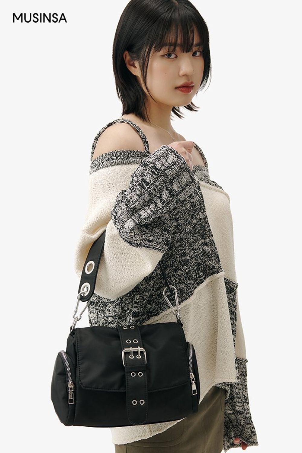 오프숄더 니트와 미니스커트로 연출한 걸리시 룩 #짧치 #봄 #걸리시