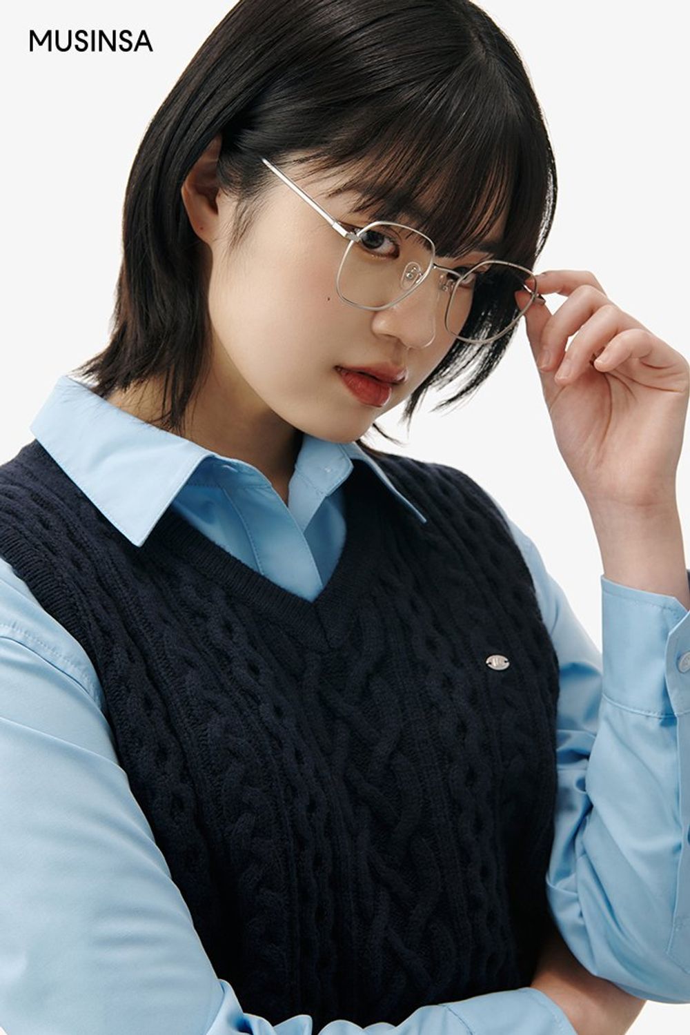블루 셔츠와 버뮤다팬츠를 매치하고 니트 베스트로 마무리한 캐주얼 룩 #레이어드룩 #꾸안꾸 #캠퍼스 #레이스 #핀턱 #봄 #캐주얼