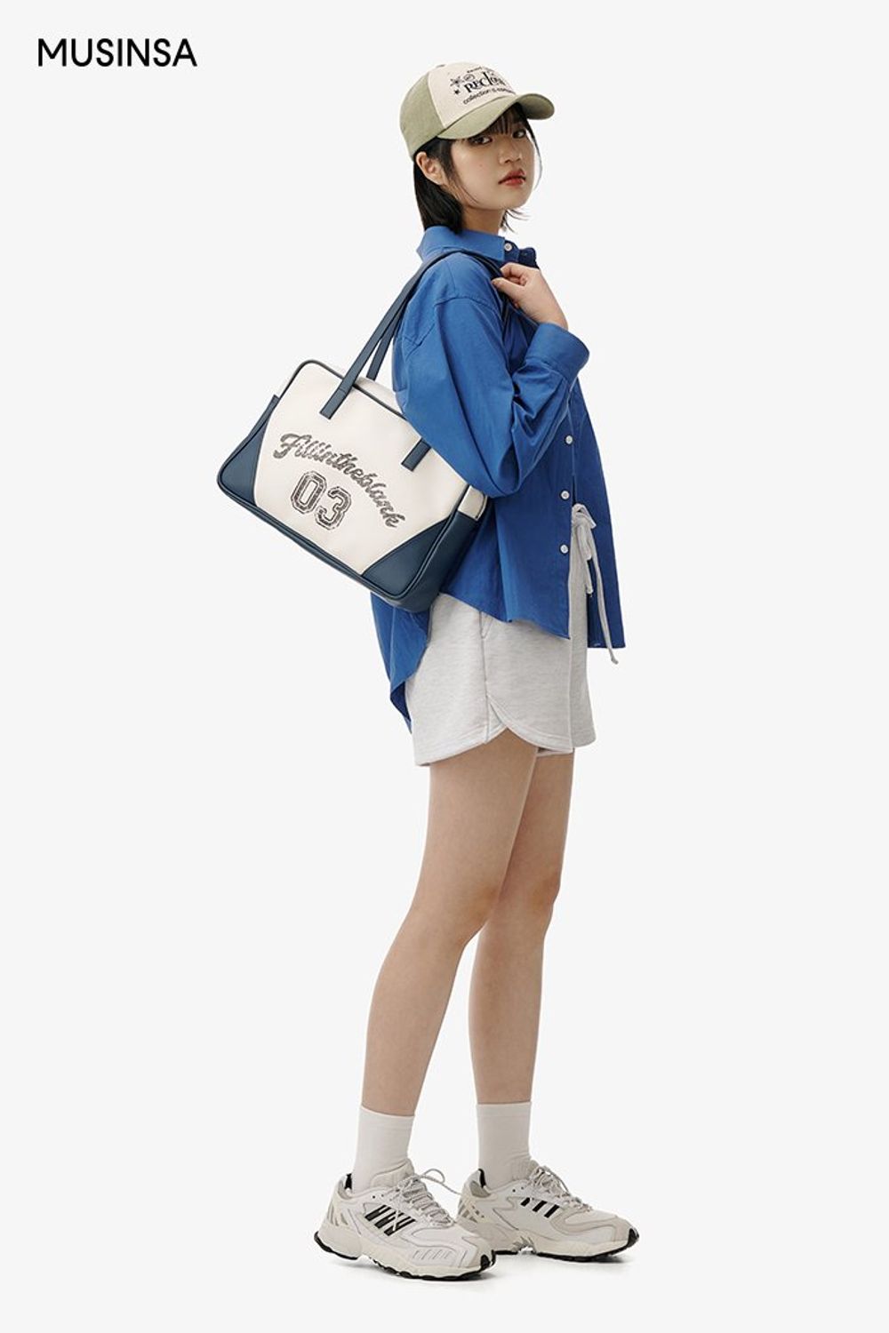 청량한 분위기의 블루 셔츠와 숏 팬츠로 연출한 캐주얼 룩 #편안한 #레터링 #컬러블록 #크롭 #봄 #스포티 #캐주얼