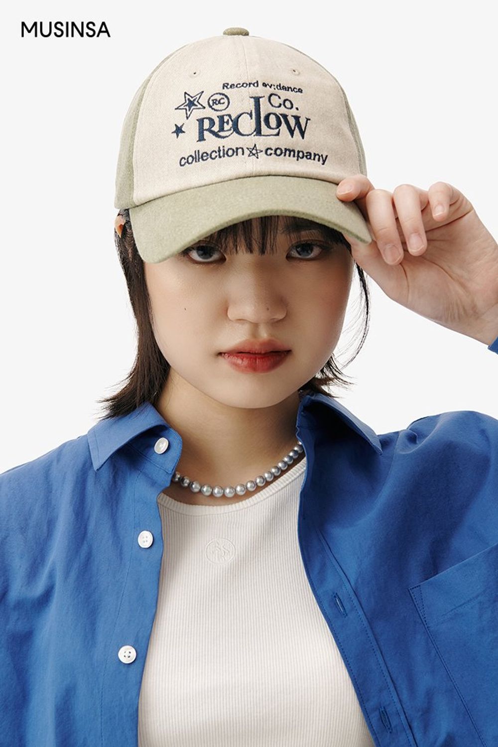 청량한 분위기의 블루 셔츠와 숏 팬츠로 연출한 캐주얼 룩 #편안한 #레터링 #컬러블록 #크롭 #봄 #스포티 #캐주얼