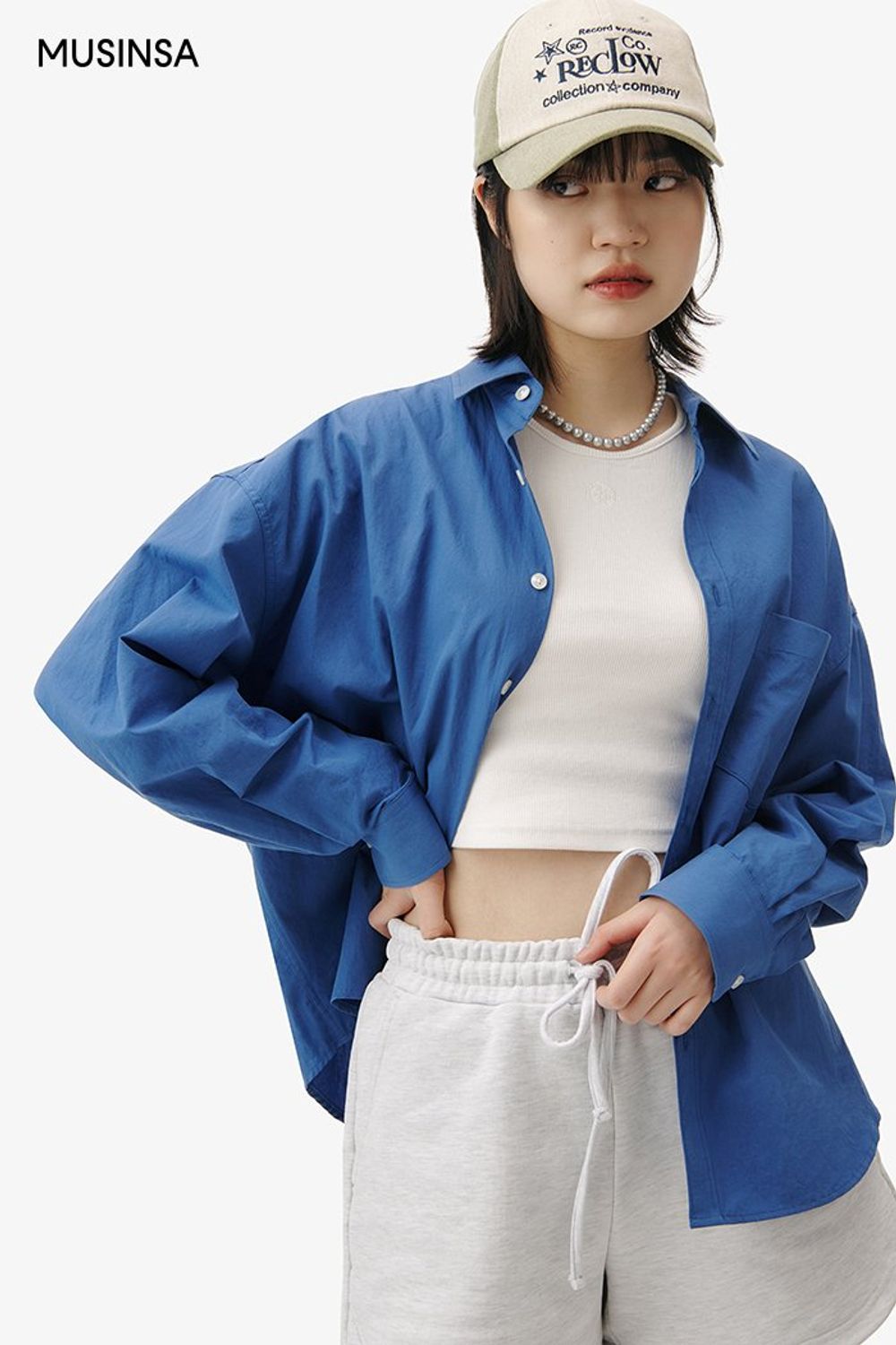 청량한 분위기의 블루 셔츠와 숏 팬츠로 연출한 캐주얼 룩 #편안한 #레터링 #컬러블록 #크롭 #봄 #스포티 #캐주얼