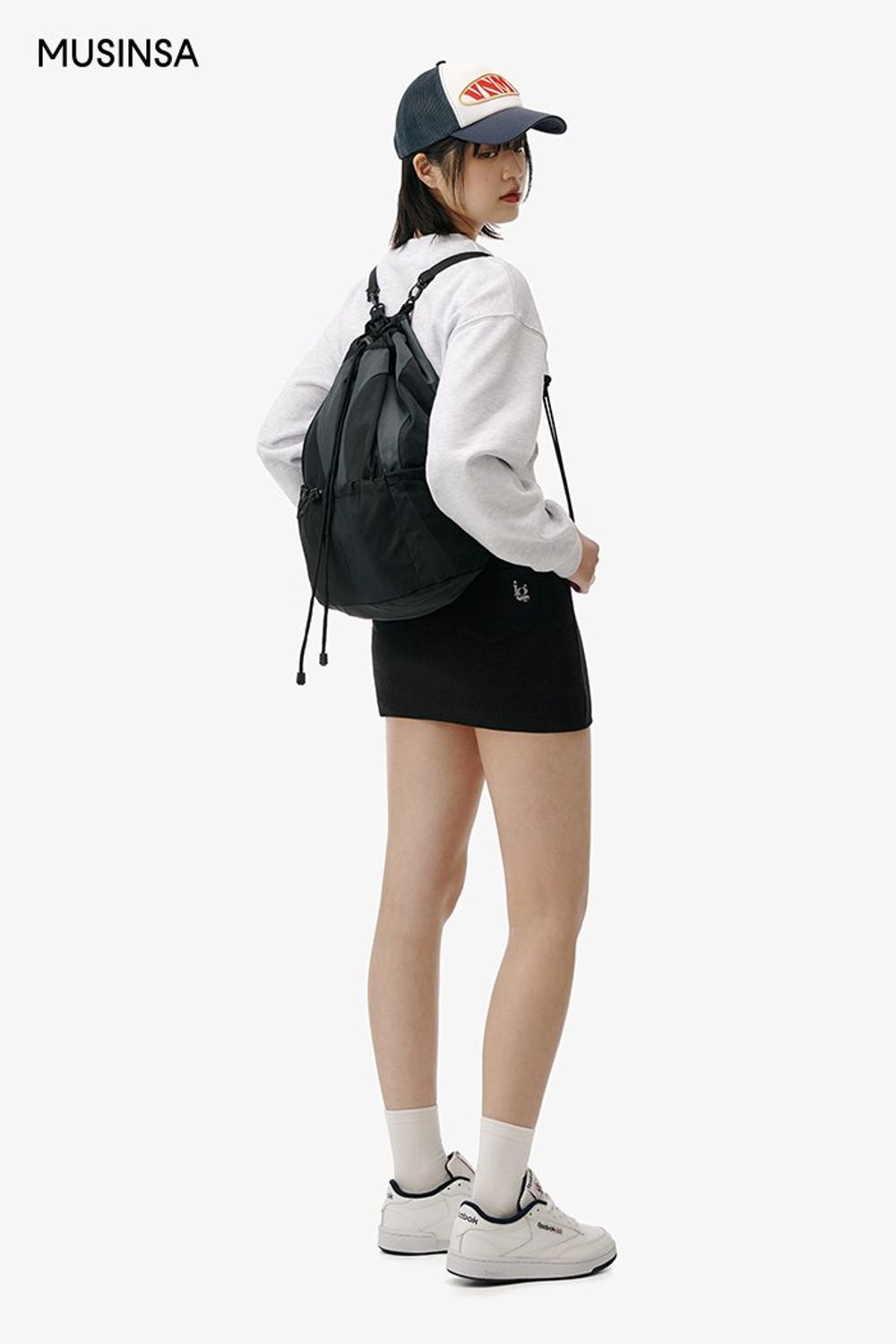 편하게 입기 좋은 스웨트셔츠와 미니스커트를 매치하고 볼캡으로 포인트를 준 캐주얼 룩 #그래픽 #짧치 #스포티 #컬러블록 #크롭 #봄 #캐주얼